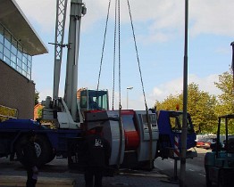 DSC01600 Dit was de eerste keer om te proberen via een hijskraan de machines naar boven te krijgen