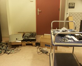 PICT1952 Uitpakken en controleren van de nieuwe servers voor WEI Alle drie Del 2800 servers met sas schijven en 16gb intern geheugen met 2 NIC interfaces op de core1 en...