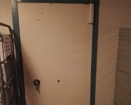 kluis in de kelder Dit deurtje is een zware deur en de oude kluis. Het verhaal gaat dat lange tijd tijdens de periode van Philips hier de patenten waren opgeslagen. De interne...