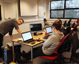 IMG-20170310-WA0000 En ja, dan gaan ze verder, met allerlei zaken.