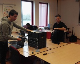 IMG-20170313-WA0000 Ik had van mijn oud-collega's van Summa (ROCeindhoven) de oude cisco switches gekregen. nu mochten ze eens niet via packet tracer virtueel switches bedienen...