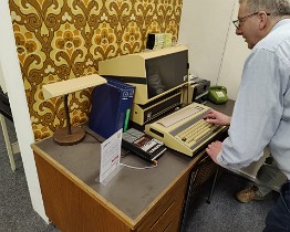 IMG-20230204-WA0032 Mijn collega kon enorm veel vertellen over de computer die hij zelf tijdens zijn werk heeft gemonteerd. Er waren zelfs dingen die het homecomputermuseum niet...