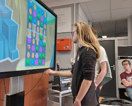 20230515_102452 We ontdekten op de ctouch wat spelletjes. Ik als ouderwetse docent kon dit spelletje niet, maar Tim wist het perfect uit te leggen en een demonstratie te geven.